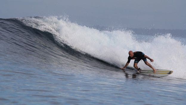 brett archibald surfistas sobrevive 26 horas en alta mar indonesia mar indico tiburones medusas gaviotas habla con Dios ve a la virgen 