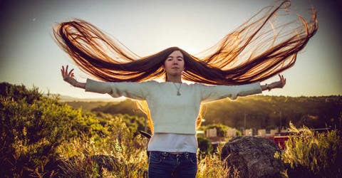 Abril, la joven argentina de 17 años que ganó un Récord Guinness por su largo cabello