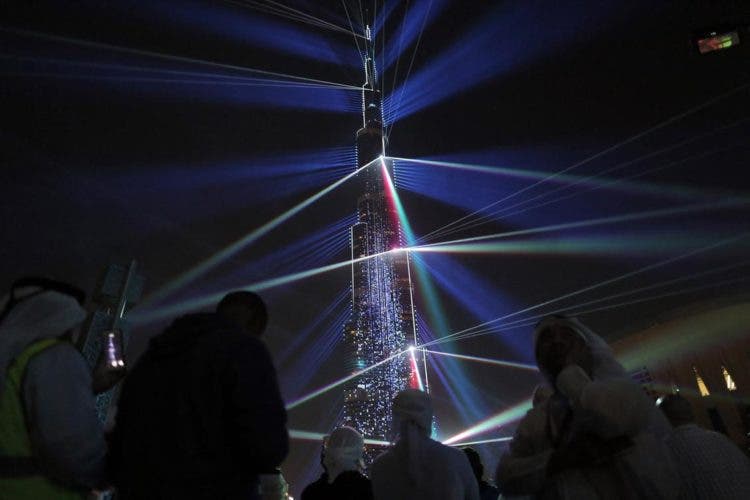 dubai laser show año nuevo 2018 light up record guinness burj khalifa