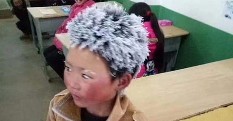 La imagen del niño de 8 años que se «congeló» para llegar a la escuela conmueve al mundo
