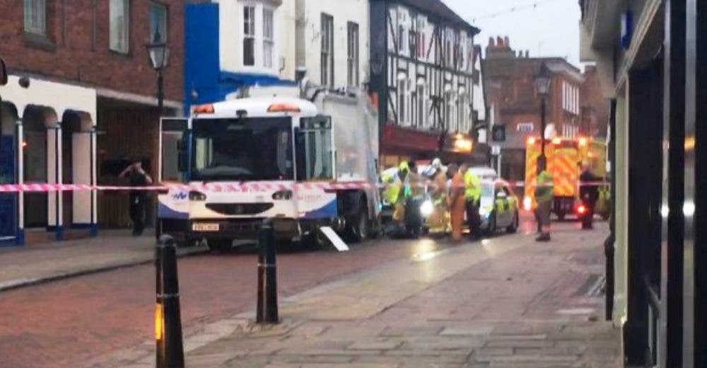 Un hombre sin hogar se queda dormido dentro de un contenedor de basura y termina en el hospital Un hombre sin hogar se queda dormido dentro de un contenedor de basura y termina en el hospital