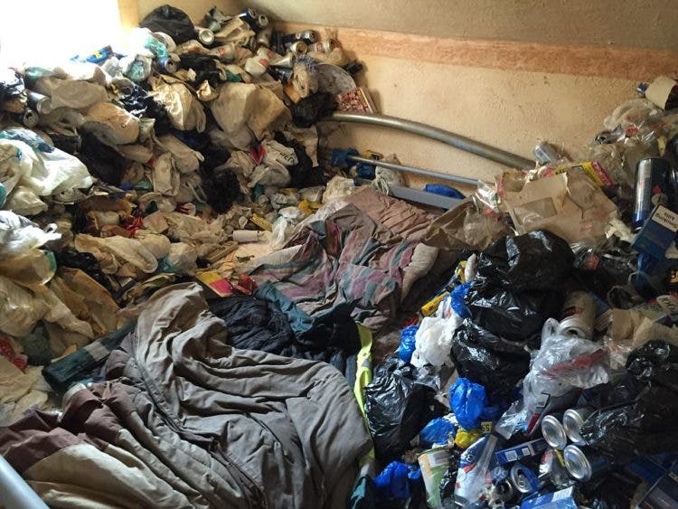 Landlord Graham Holland Nicole Holland tuvieron al peor inquilino del mundo les dejo su apartamento sepultado en basura y latas asqueroso