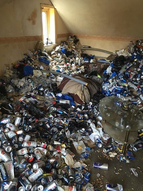 Landlord Graham Holland Nicole Holland tuvieron al peor inquilino del mundo les dejo su apartamento sepultado en basura y latas asqueroso