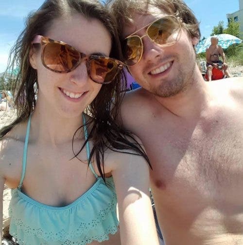 pareja canada canadiense viaje vacaciones caribe punta cana larvas pies hinchados dolor Katie Stephens IFA villas bavaro resort and spa caminar playa descalzo
