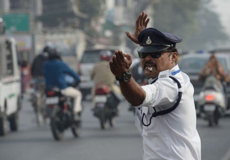 indore en india un policia Ranjeet Singh baile de moonwalk de michael jackson viral 