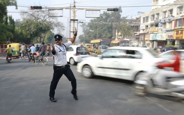 indore en india un policia Ranjeet Singh baile de moonwalk de michael jackson viral 