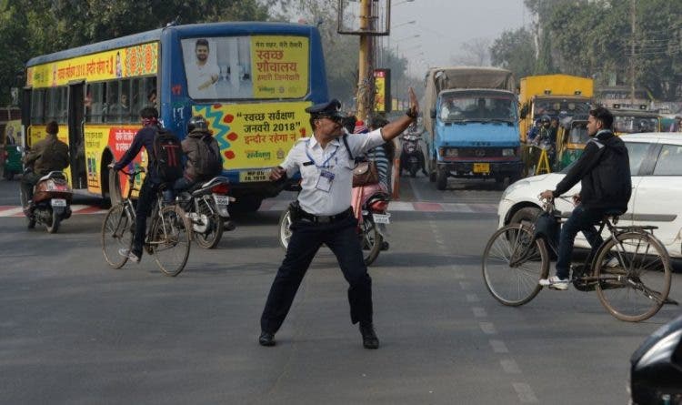 Los conductores no pueden evitar prestarle especial atención mientras se desliza haciendo “moonwalk” hacia atrás por las concurridas calles de Indore en la India. 