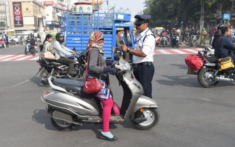 indore en india un policia Ranjeet Singh baile de moonwalk de michael jackson viral 