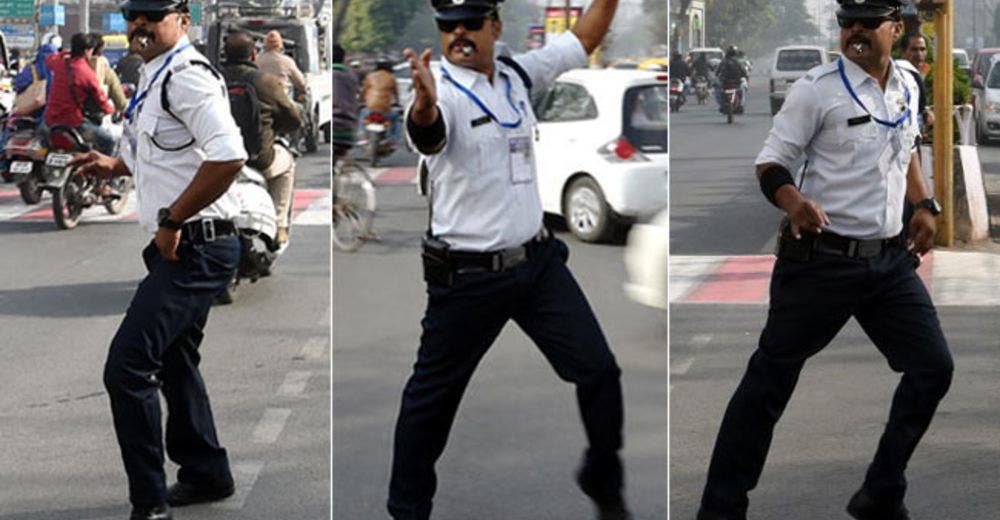 Lo que hace este policía en la India para hacer cumplir la ley está enloqueciendo las redes