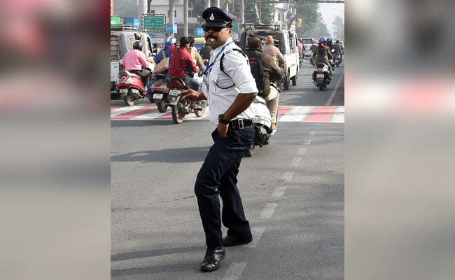 indore en india un policia Ranjeet Singh baile de moonwalk de michael jackson viral 