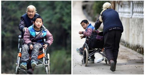 Una anciana recorre 24 km diariamente con su nieto discapacitado para llevarlo a la escuela