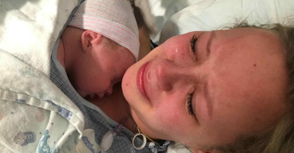 Madre llora desconsolada al tener que despedirse de su bebé recién nacido