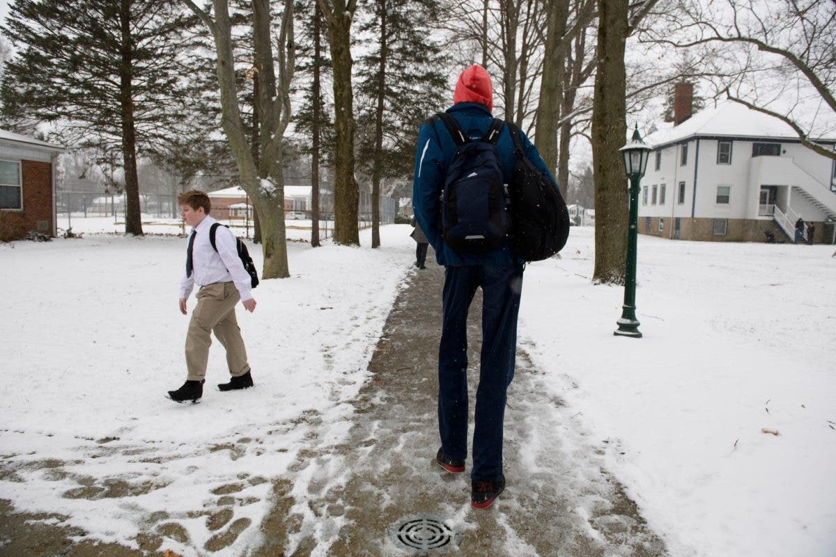 Robert Bobroczkyi Romania Spire Institute in Geneva Ohio EEUU United States Estados Unidos adolescente mas alto del mundo 7 foot 7 inches 231 metros escoliosis gigantismo sindrome 