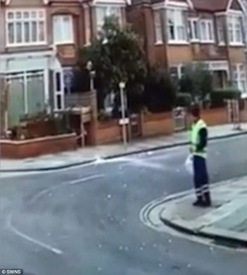 bloque de hielo de más de 20 kgs cae en una calle de londres sorprendiendo a los transeúntes Serhiy Myeshkov trabajador del aseo que se encontraba justo donde el bloque cayó minutos antes kew north road london ice block 