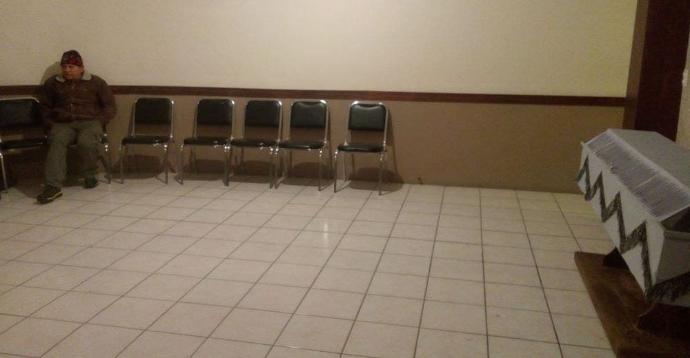 «No tiene a nadie, ni una flor para velar a su esposa»–La foto que desata una ola de solidaridad