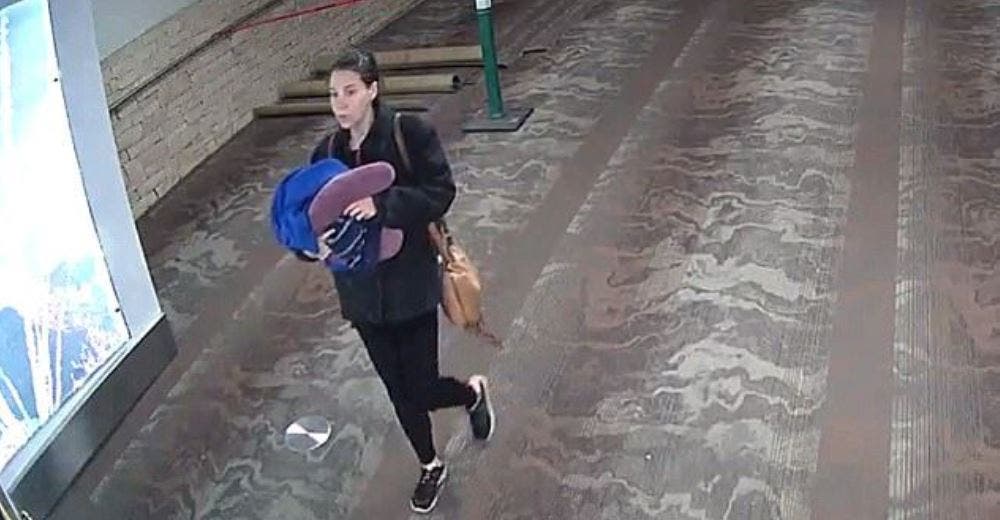 Abandona a su bebé recién nacido con una nota en un baño del aeropuerto de Arizona