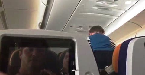 Un niño convierte un vuelo de 8 horas en una pesadilla para los pasajeros ante la indiferencia de su madre