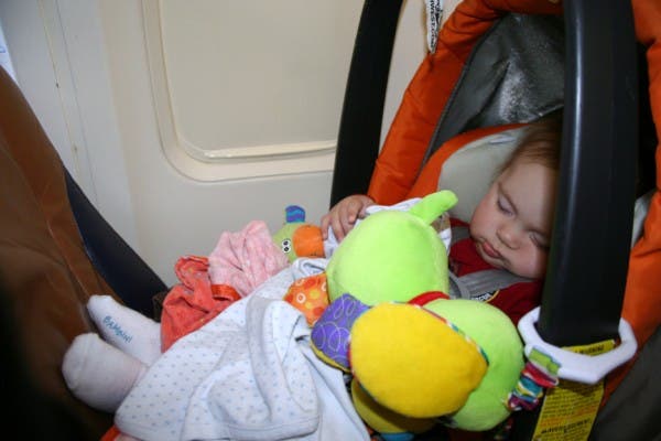 acto de bondad de una pareja para el pasajero de al lado en primer vuelo de avión con su bebe kindness baby first flight passenger kit cute madeline danaus chang