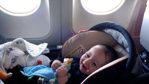 acto de bondad de una pareja para el pasajero de al lado en primer vuelo de avión con su bebe kindness baby first flight passenger kit cute madeline danaus chang