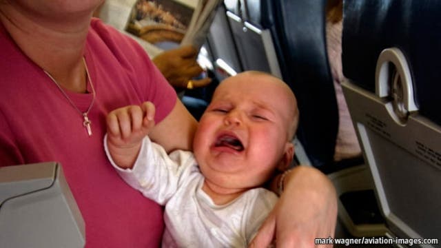 acto de bondad de una pareja para el pasajero de al lado en primer vuelo de avión con su bebe kindness baby first flight passenger kit cute madeline danaus chang