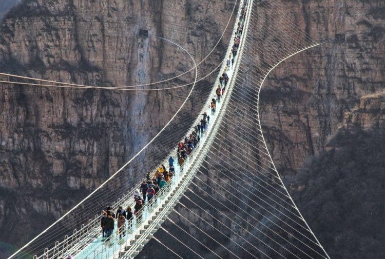 atraccion turistica inaugurado el puente de cristal más largo del mundo en china Hongyagu Pingshan County, north China's Hebei Province, turistas glass bottomed bridge longest tourism tourist attraction asia 