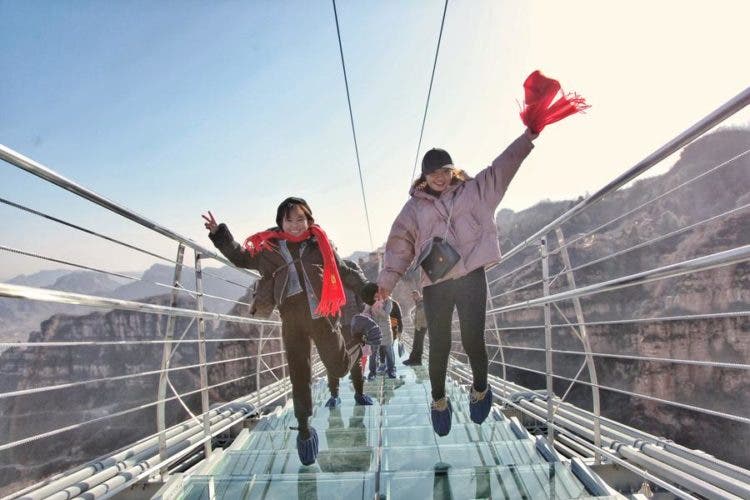 atraccion turistica inaugurado el puente de cristal más largo del mundo en china Hongyagu Pingshan County, north China's Hebei Province, turistas glass bottomed bridge longest tourism tourist attraction asia 