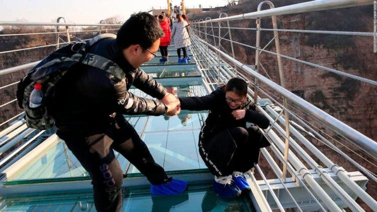 atraccion turistica inaugurado el puente de cristal más largo del mundo en china Hongyagu Pingshan County, north China's Hebei Province, turistas glass bottomed bridge longest tourism tourist attraction asia 