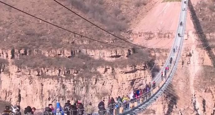 atraccion turistica inaugurado el puente de cristal más largo del mundo en china Hongyagu Pingshan County, north China's Hebei Province, turistas glass bottomed bridge longest tourism tourist attraction asia 