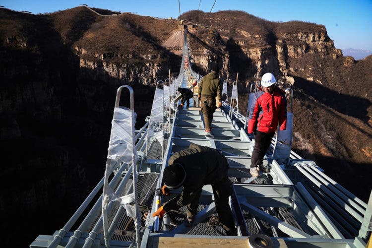 atraccion turistica inaugurado el puente de cristal más largo del mundo en china Hongyagu Pingshan County, north China's Hebei Province, turistas glass bottomed bridge longest tourism tourist attraction asia 