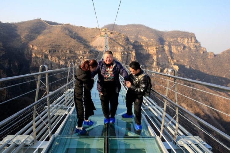atraccion turistica inaugurado el puente de cristal más largo del mundo en china Hongyagu Pingshan County, north China's Hebei Province, turistas glass bottomed bridge longest tourism tourist attraction asia 