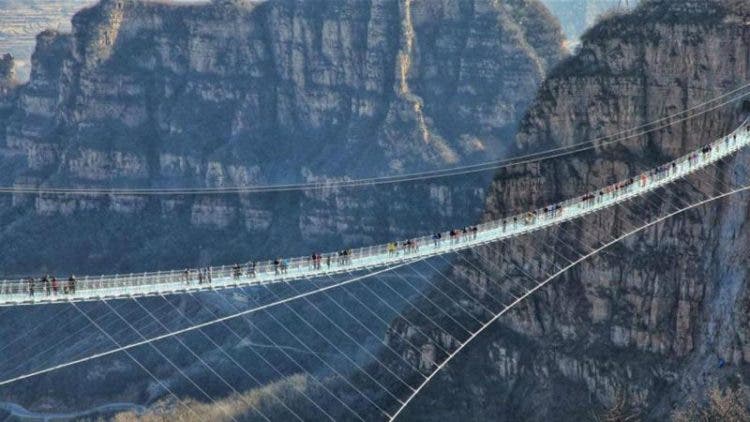 atraccion turistica inaugurado el puente de cristal más largo del mundo en china Hongyagu Pingshan County, north China's Hebei Province, turistas glass bottomed bridge longest tourism tourist attraction asia 