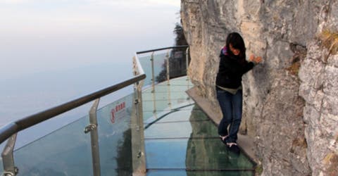 Se viven escenas de pánico en el puente de cristal más alto del mundo – ¿Lo cruzarías?