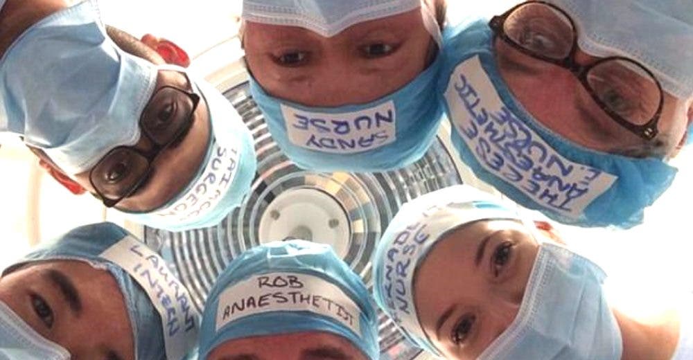 Los médicos defienden la idea de escribir en sus gorros a pesar de recibir burlas y críticas Los médicos defienden la idea de escribir en sus gorros a pesar de recibir burlas y críticas