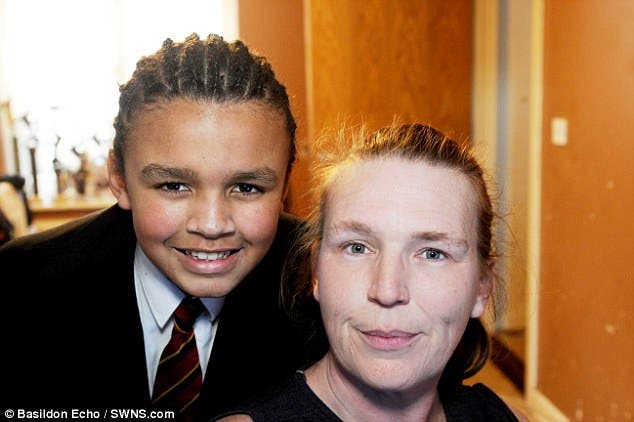 Lemar-Shea Simpson Eastwood Academy in Leigh-on-Sea, Essex, niño sancionado expulsado aislamiento trenzas cabello estilo extremo raza mixta racismo 12 años adolescente 