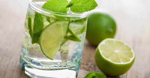 Un estudio revela la razón por la que no debes de pedir agua con limón en los restaurantes
