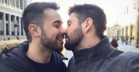Arden las redes – Instagram censura una fotografía de un beso homosexual por “inapropiado”