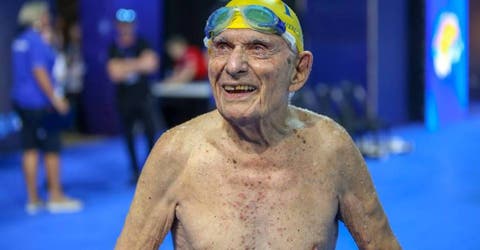Un hombre de 100 años cumple su sueño de ser nadador profesional y rompe un récord mundial