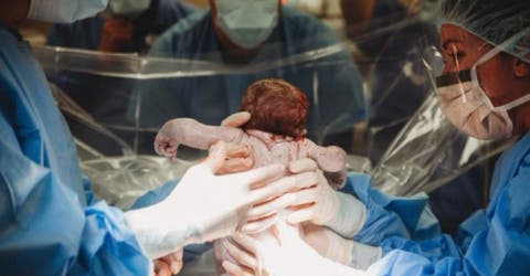 Una mujer trajo a su bebé al mundo con sus propias manos durante el «parto»