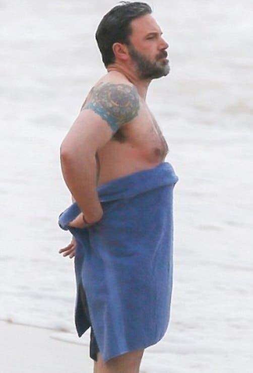 Sale a la luz el enorme tatuaje que el actor Ben Affleck había ocultado por...