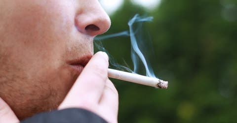 Estudios afirman que fumar aumenta el riesgo de causar pérdida auditiva en un 60%