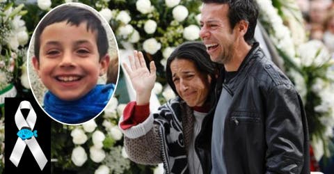 «Mi niño juega con sus pececitos, la bruja ya no existe»–El último adiós a Gabriel en su funeral