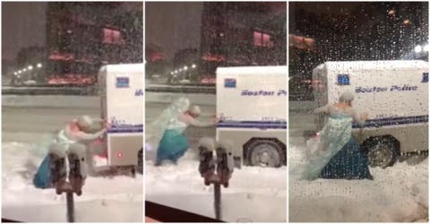 Elsa, la princesa de Frozen, ayuda a la Policía en una tormenta de nieve y enloquece las redes