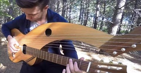 La interpretación de este joven con una guitarra de 18 cuerdas enloquece las redes