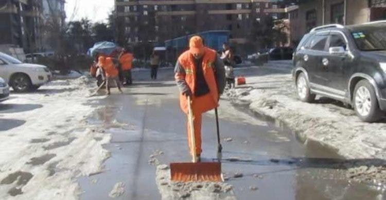  hombre con una pierna que también es sordo ha trabajado como barrendero toda su vida nunca ha tomado un dia libre es un ejemplo de trabajo y superación Shang Wuyi China 46 años