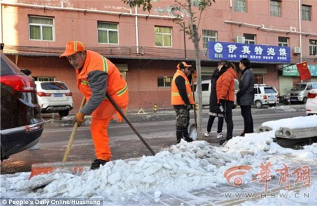  hombre con una pierna que también es sordo ha trabajado como barrendero toda su vida nunca ha tomado un dia libre es un ejemplo de trabajo y superación Shang Wuyi China 46 años