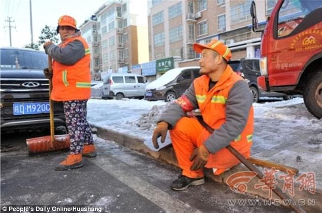  hombre con una pierna que también es sordo ha trabajado como barrendero toda su vida nunca ha tomado un dia libre es un ejemplo de trabajo y superación Shang Wuyi China 46 años