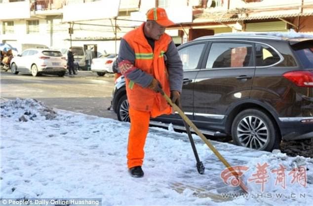  hombre con una pierna que también es sordo ha trabajado como barrendero toda su vida nunca ha tomado un dia libre es un ejemplo de trabajo y superación Shang Wuyi China 46 años