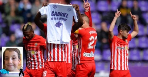 “Va por ti pescaíto” – El emotivo homenaje para Gabriel en el partido entre Almería y Valladolid