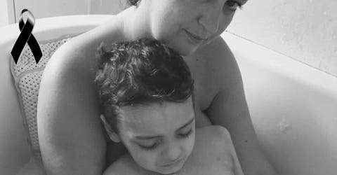 «Estoy destrozada» – Difunde la imagen del último baño de su hijo de 6 años