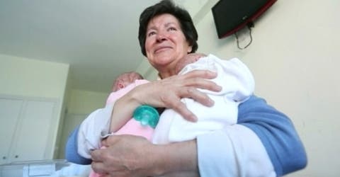 Encuentran un nuevo hogar para los mellizos de la mujer que se convirtió en madre a los 64 años